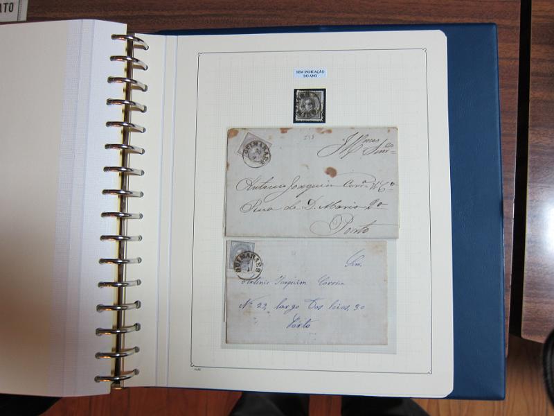0019 (124).JPG -     Lote:    19      Marcofilia      Lotes Especiais       Descrição:         Portugal. Colecção especializada de carimbos de duplo círculo, tipo 1852, montada em 4 álbuns Lindner, com selos de diversas emissões e cartas, com estudo minucioso de cada marca. Lote a ver.         Lote       Valor Base:     &euro; 2.500,00     Valor Venda:     Retirado     